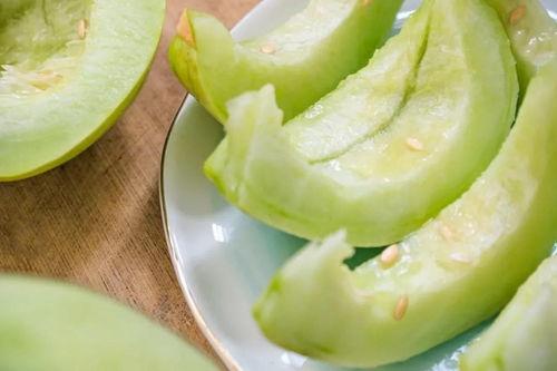 湖经打卡吃瓜,校园瓜果飘香，美食之旅开启