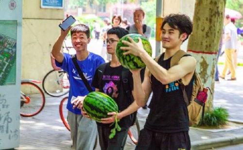 大学吃瓜博主,揭秘校园热点事件背后的真相