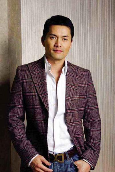 吕良伟吃矮瓜,趣味横生美食挑战引关注